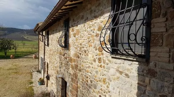 TRAUMHAFTES BAUERNHAUS IN UMBRIEN – ITALIEN