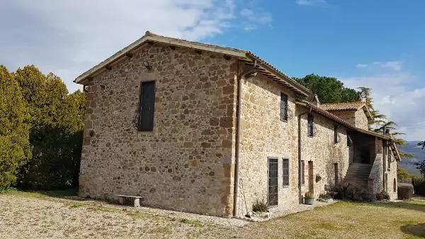 TRAUMHAFTES BAUERNHAUS IN UMBRIEN – ITALIEN