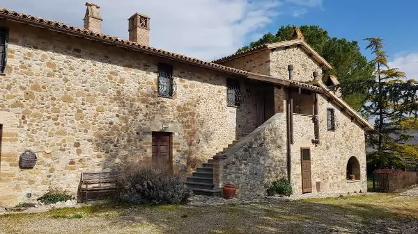 TRAUMHAFTES BAUERNHAUS IN UMBRIEN – ITALIEN