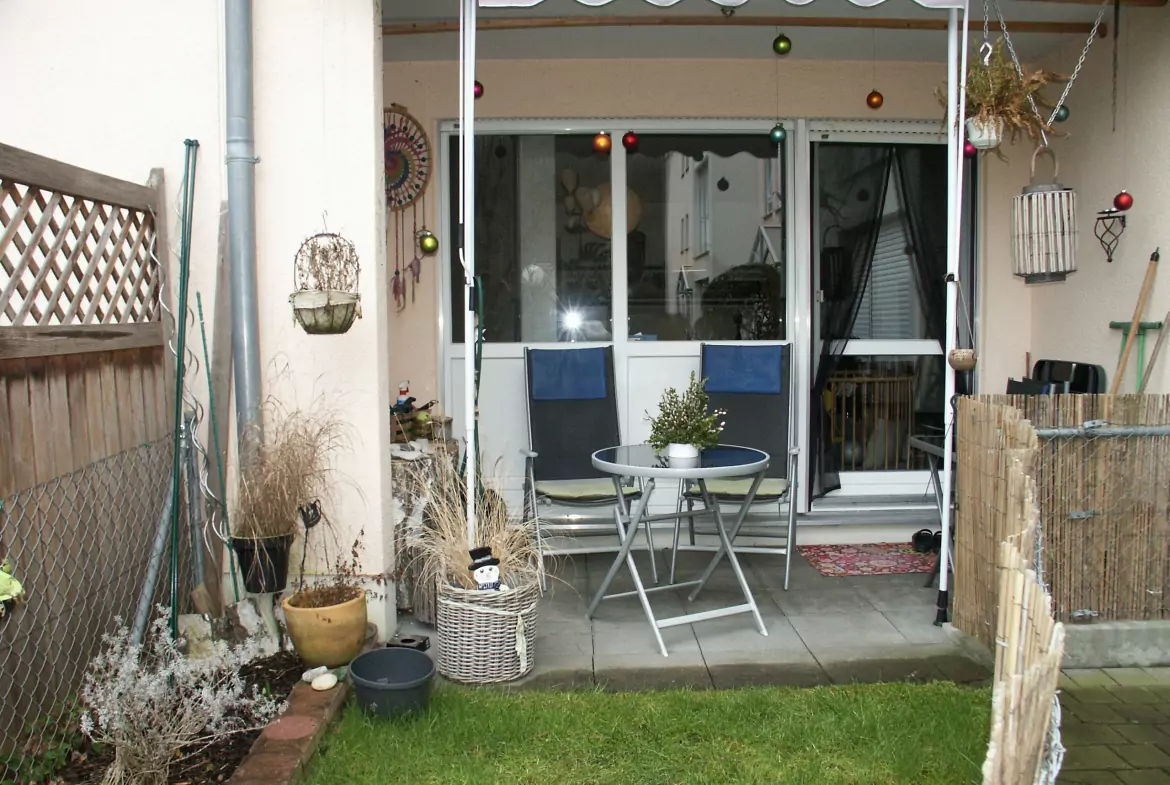 Terrasse mit kleinem Garten